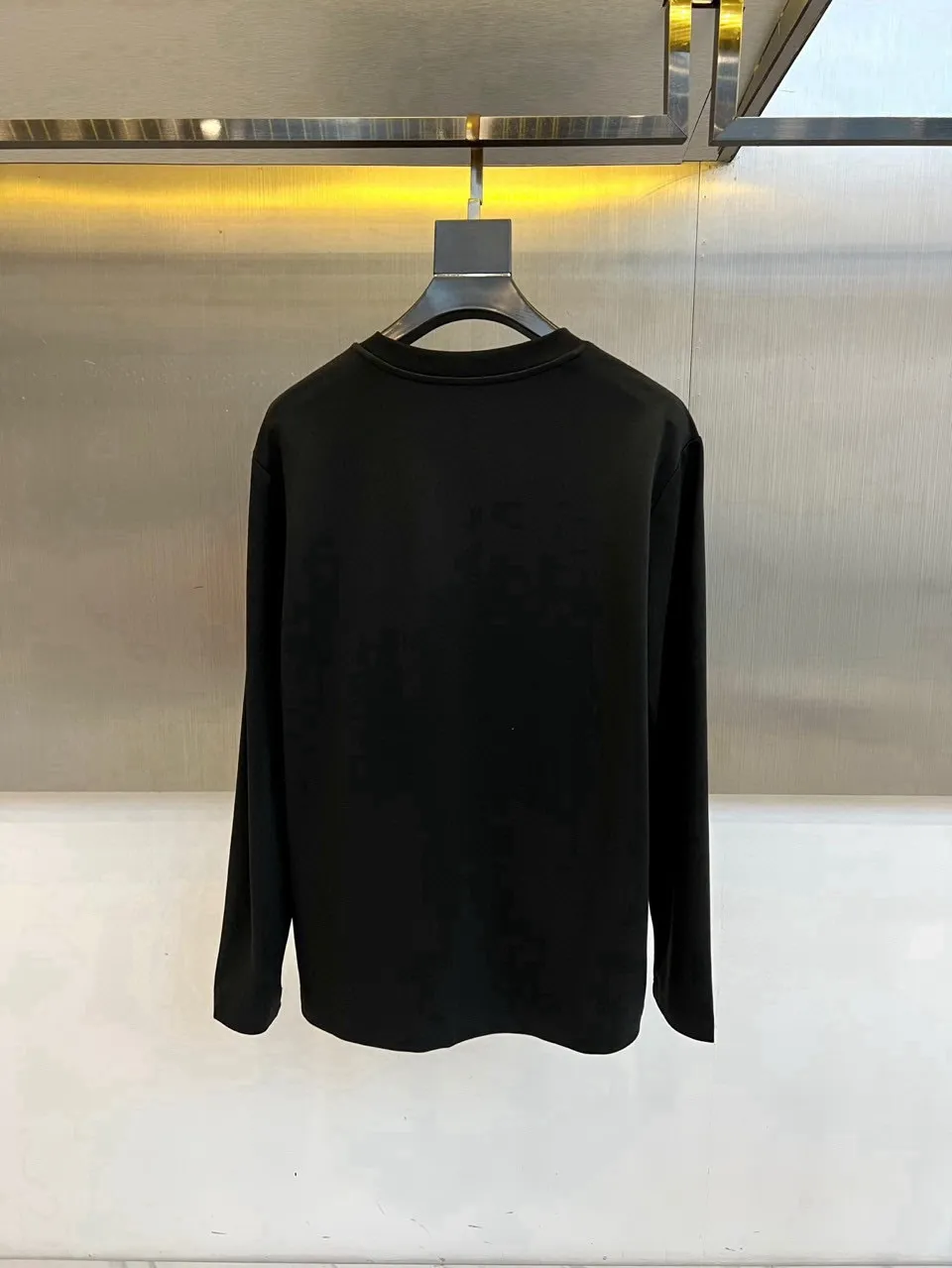, DG 2026 Autumn and Winter Counter New Arrival Fashionable casual bottoming shirt, long-sleeved T-shirt, made of selected imported high-density double yarn 100% cotton fabric, made with exquisite original logo, excellent in comfort and breathability, soft, anti-wrinkle, elastic and excellent drape. It is handsome whether worn alone or layered with it. It is in line with men’s practical dressing habits, pursuing luxury, nobility and elegance, creating extraordinary men’s taste. The visual effect is very good, the grade is very high, simple and fashionable, a must-have choice for leisure and business! (Complete three standards) Sizes: M-3XL